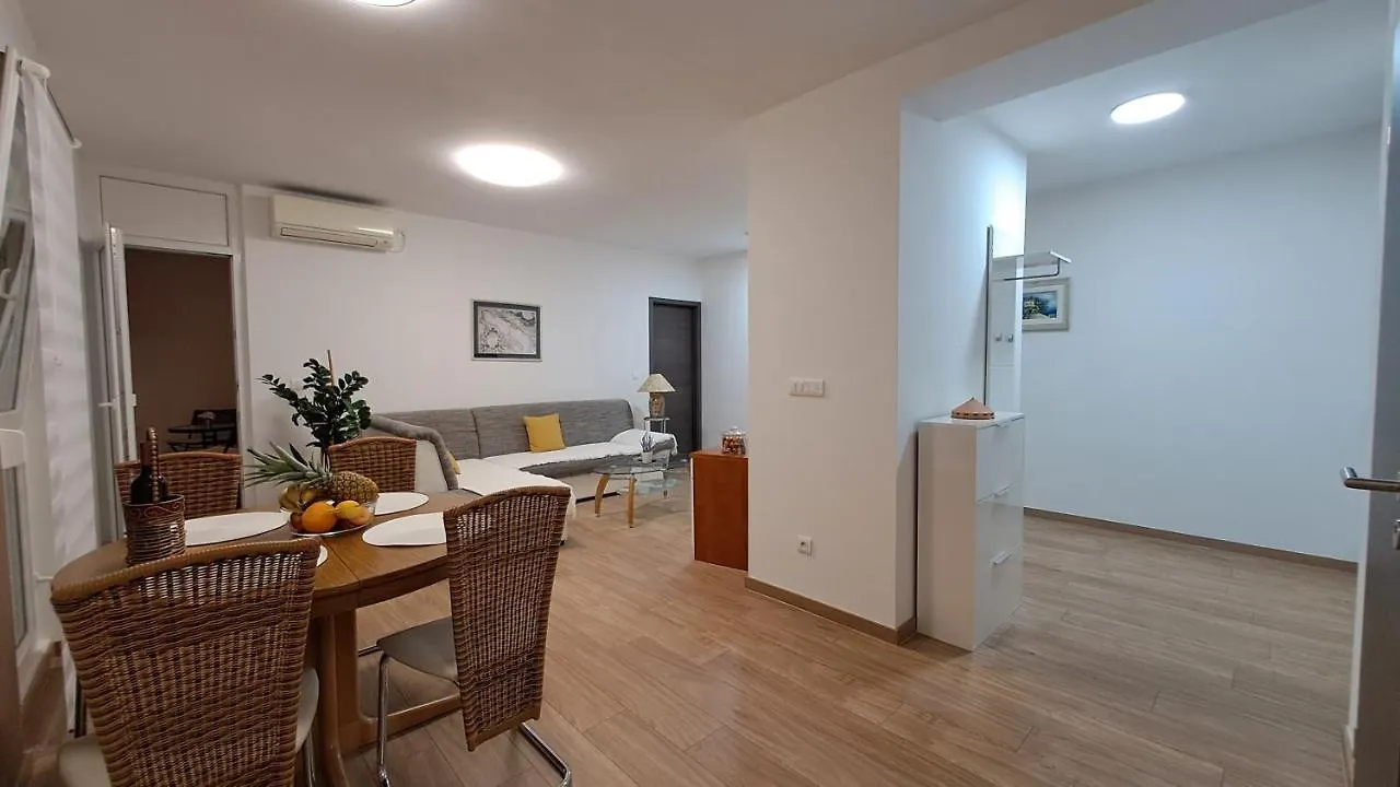 Greenline Pula Apartment 0*,